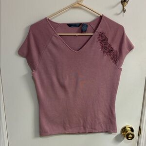 Hillard & Hanson Vintage Mauve V-Neck Top with Floral Accent Sz M